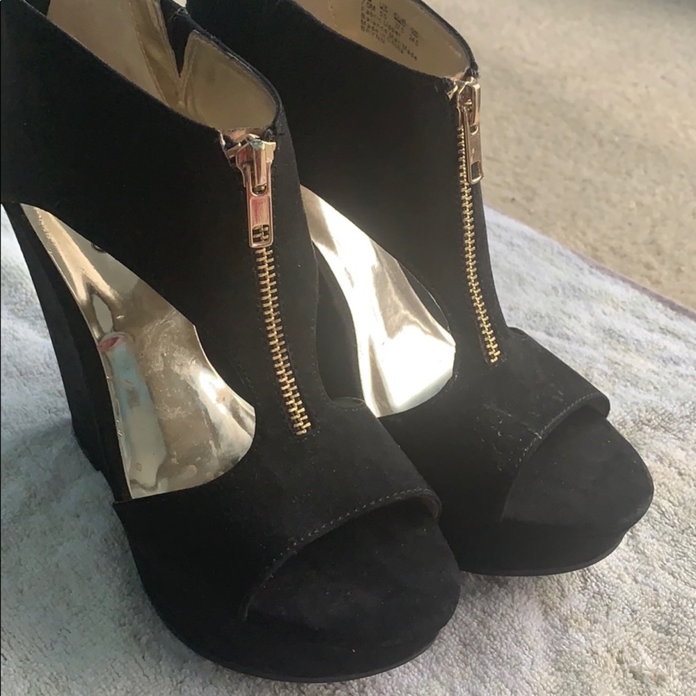 NWOT🏷//Black Suede Wedges. - Picture 2 of 3